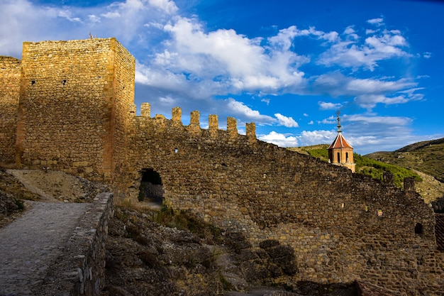 Hübsche mittelalterliche Stadt von Albarracin in Spanien