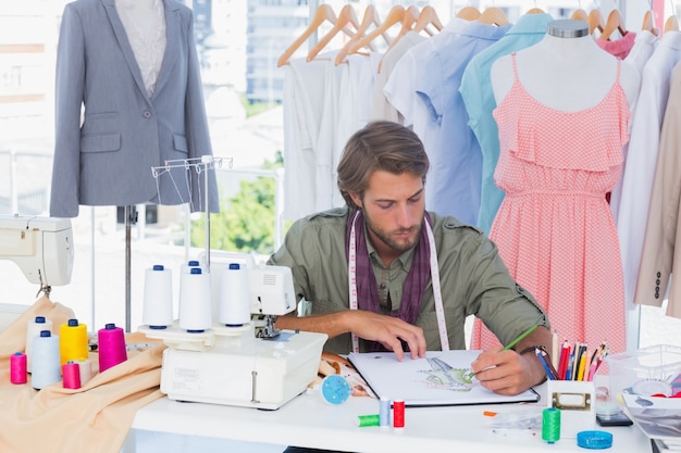 Hübsche Modedesignerzeichnung mit Bleistiften