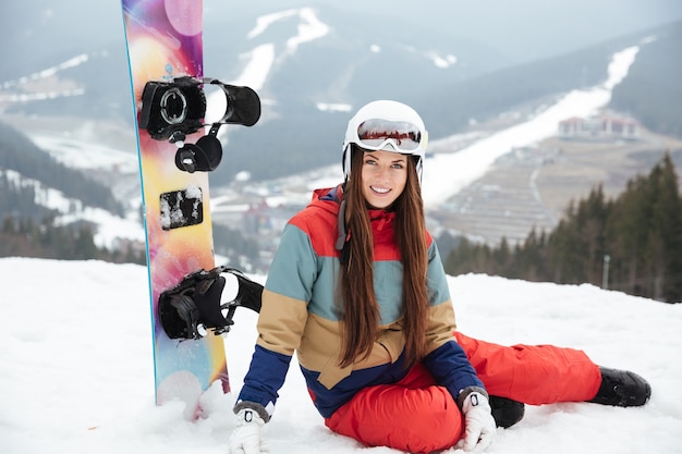 Hübsche Snowboarderin auf der Piste frostigen Wintertag