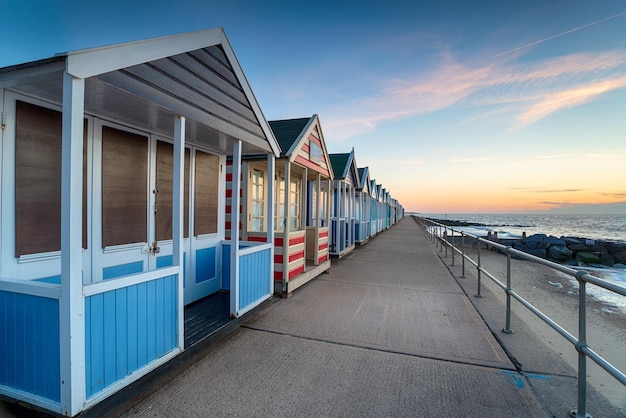 Hübsche Strandhütten an der Promenade von Southwold