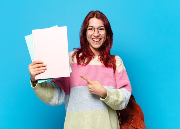 Hübsche Studentin, die Papiere zeigt