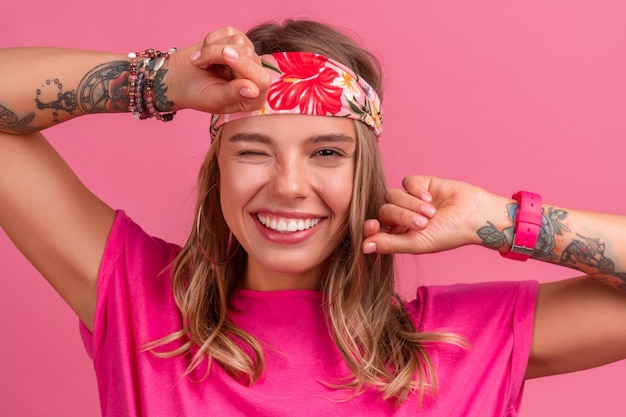 Hübsche süße lächelnde Frau in rosa Hemd Boho Hippie-Stil Accessoires lächelnd emotionalen Spaß posiert auf Rosa