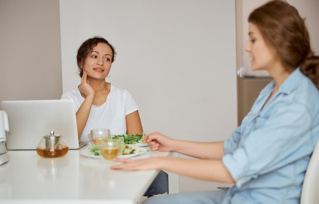 Foto hübsche weibliche person, die ihrem gesprächspartner zuhört