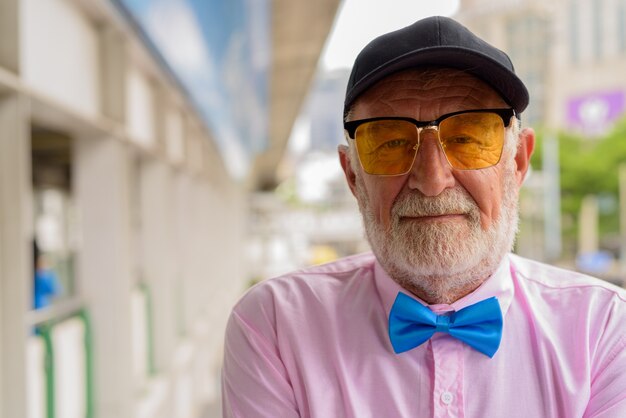 Hübscher älterer Touristenmann, der die Stadt Bangkok, Thailand erforscht