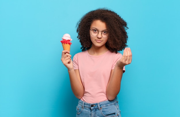 Hübscher Afro-Teenager, der Capice oder Geldgeste macht und dir sagt, du sollst deine Schulden bezahlen!. Sumer-Eis-Konzept