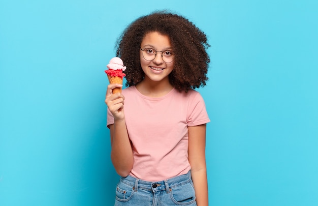 Hübscher Afro-Teenager, der glücklich und angenehm überrascht aussieht, aufgeregt von einem faszinierten und schockierten Ausdruck. Sumer-Eis-Konzept