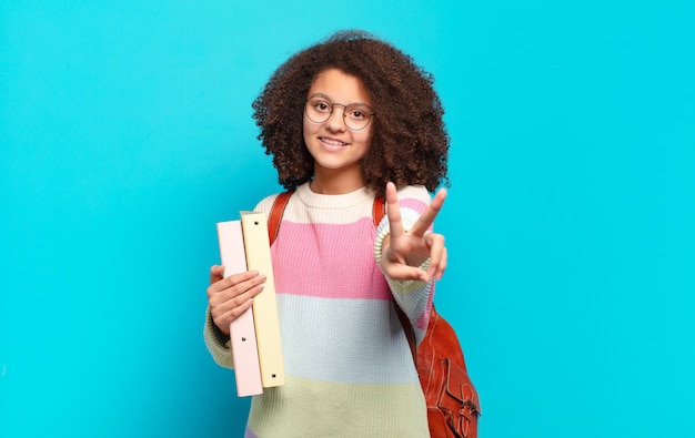 Hübscher Afro-Teenager, der lächelt und freundlich aussieht