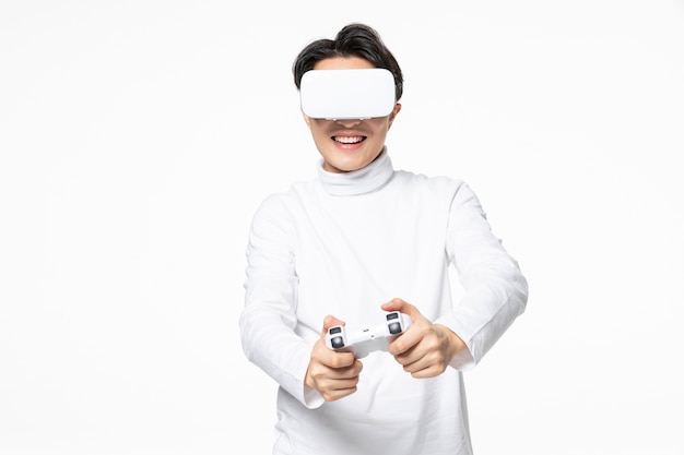 Hübscher asiatischer Mann mit VR-Brille