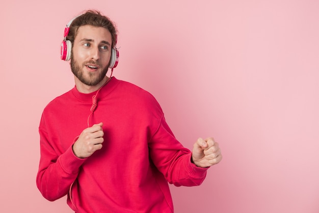 Hübscher, attraktiver Mann mit Bart im Kopfhörer hört Musik, Tanz.