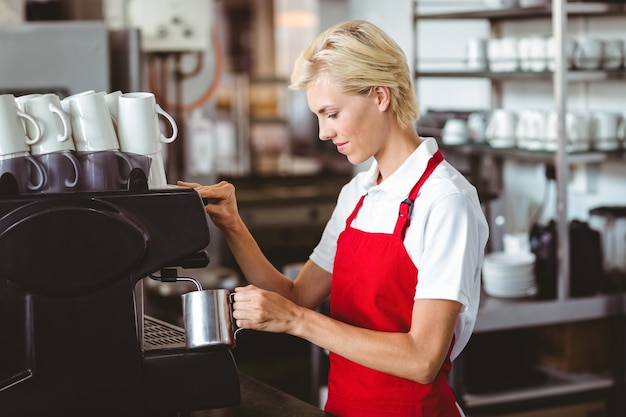 Hübscher Barista mit der Kaffeemaschine