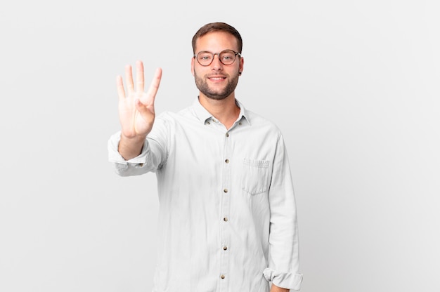 Hübscher blonder Mann, der freundlich lächelt und aussieht und Nummer vier zeigt