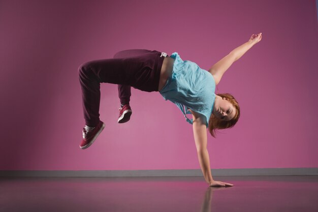 Hübscher Breakdancer, der einen Handstand tut