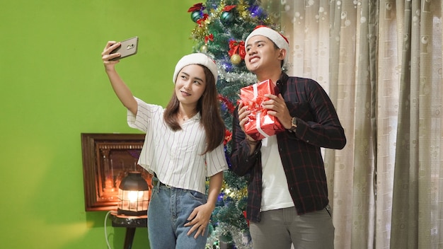 Hübscher Bruder und schöne Schwester, die an Weihnachten zusammen Selfie machen