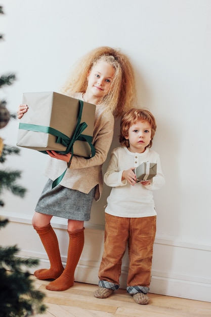 Hübscher Bruder und Schwester bleiben mit Geschenken, Weihnachtszeit