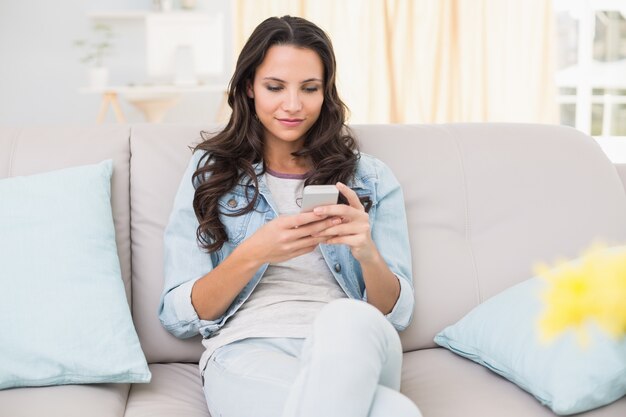 Hübscher Brunette, der am Telefon simst