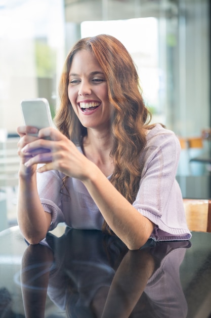 Foto hübscher brunette, der einen text sendet