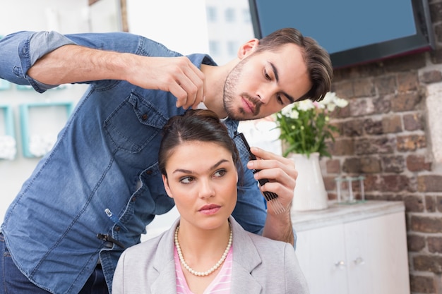 Hübscher Brunette, der ihr Haar angeredet erhält