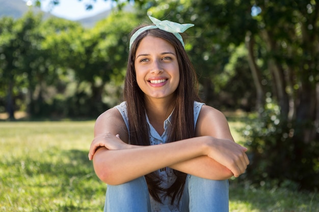 Hübscher Brunette, der im Park sich entspannt