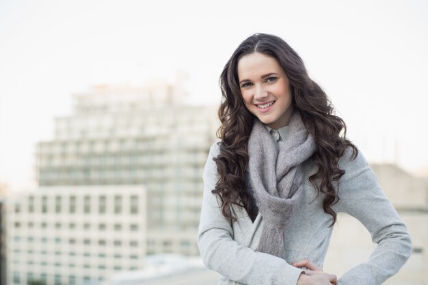 Hübscher Brunette in der Winterkleidungsaufstellung