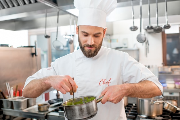 Hübscher Chefkoch macht Sause in der Restaurantküche