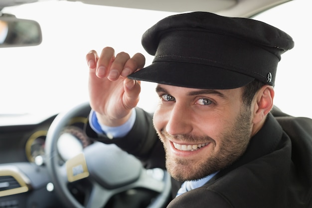 Foto hübscher fahrer, der an der kamera lächelt