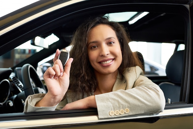 Hübscher Fahrer eines neuen Autos