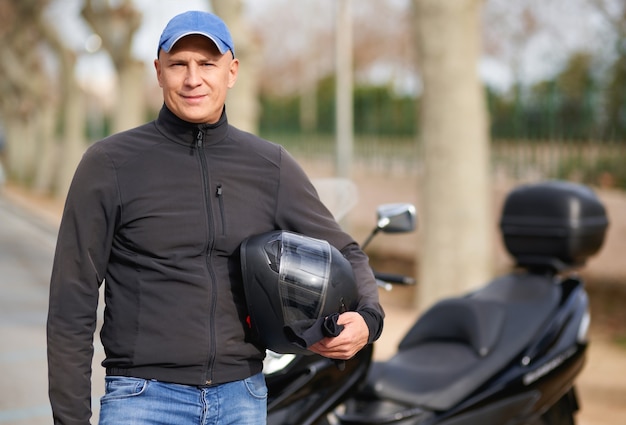 Hübscher Fahrer Kerl Rennfahrer Motorrad.