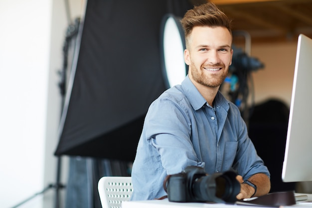 Hübscher Fotograf mit Computer