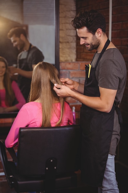 Hübscher Friseur mit Kunden