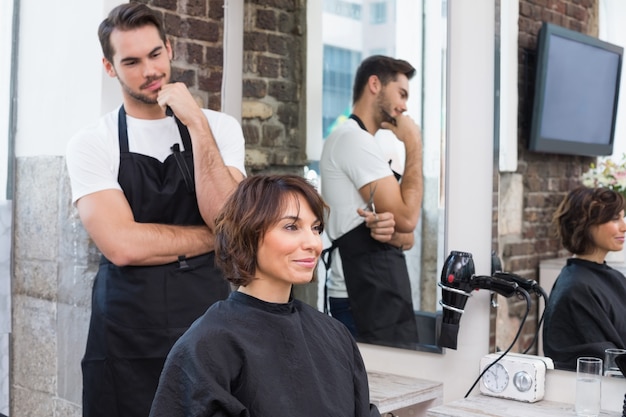 Hübscher Friseur mit Kunden