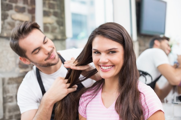 Hübscher Friseur mit Kunden