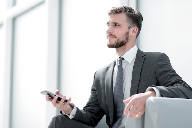 Hübscher Geschäftsmann, der an Gadget arbeitet