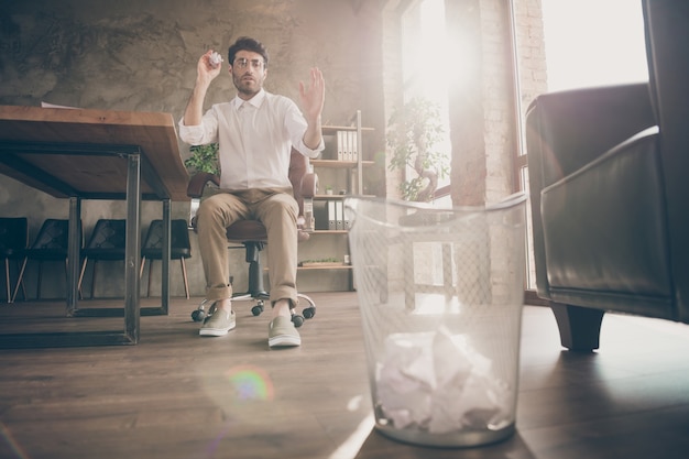 Hübscher Geschäftsmann, der im Büro arbeitet