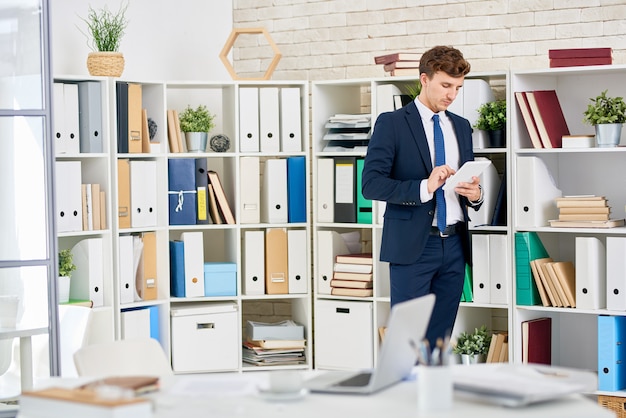 Hübscher Geschäftsmann im Büro