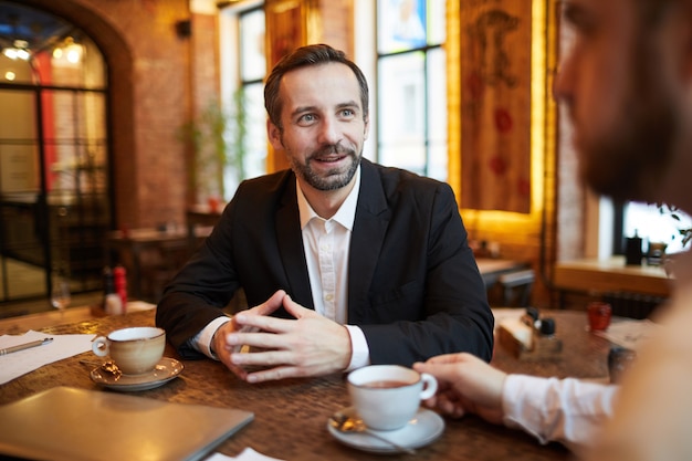 Hübscher Geschäftsmann im Cafe