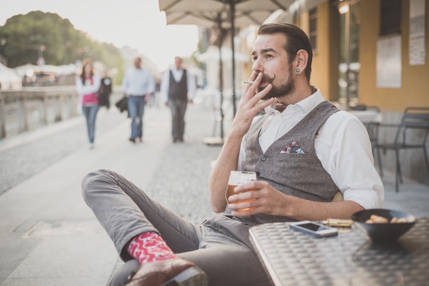 hübscher großer Schnurrbart Hipster Mann