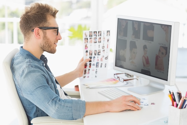 Hübscher Herausgeber, der an seinem Computer arbeitet