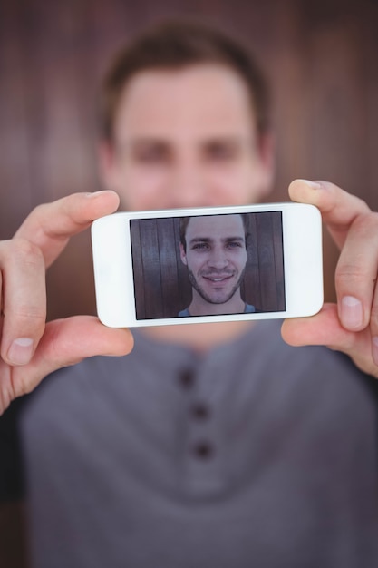 Hübscher Hippie, der ein selfie nimmt