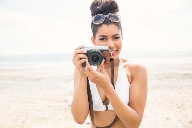 Hübscher Hippie im Bikini, der Foto macht