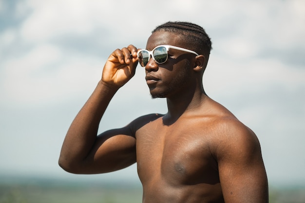 hübscher junger athletischer afrikanischer mann mit sonnenbrille