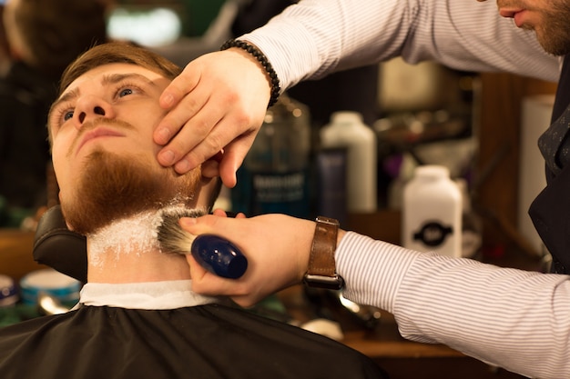 Hübscher junger bärtiger Mann am Friseursalon