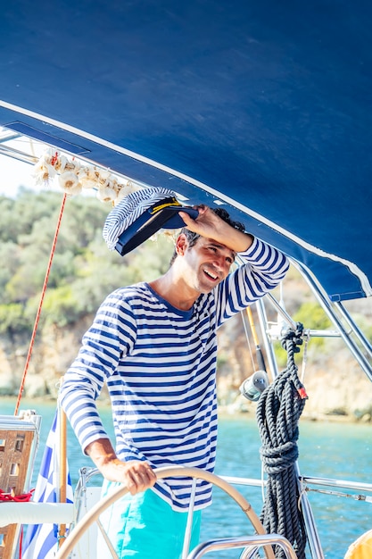 Hübscher junger Mann auf einem Segelboot