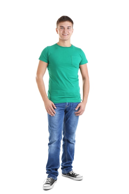 Hübscher junger Mann im leeren grünen T-Shirt auf weißem Hintergrund