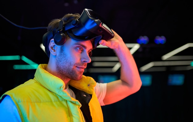 Hübscher junger Mann mit Brille virtueller Realität. VR, Spiele, Unterhaltung, zukünftiges Technologiekonzept.