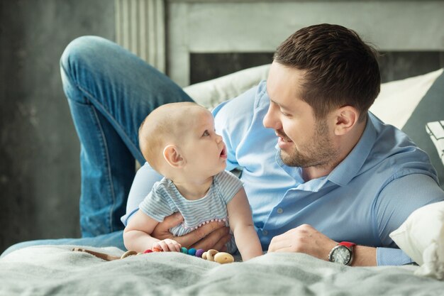 hübscher junger Mann mit seiner kleinen Tochter