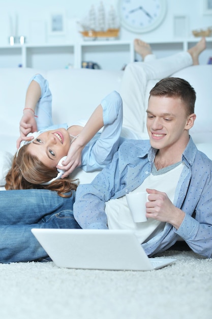 Hübscher junger Mann und Frau mit Laptop