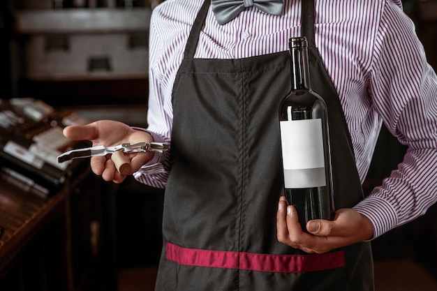 Hübscher junger Sommelier in der Weinhandlung