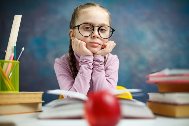 Hübscher kaukasischer Grundschüler Girl mit Apfel