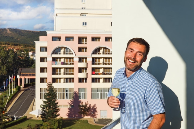 Foto hübscher kerl, der auf balkon steht