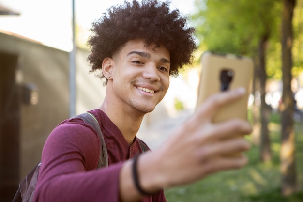 Hübscher Kerl, der das Mobile betrachtet